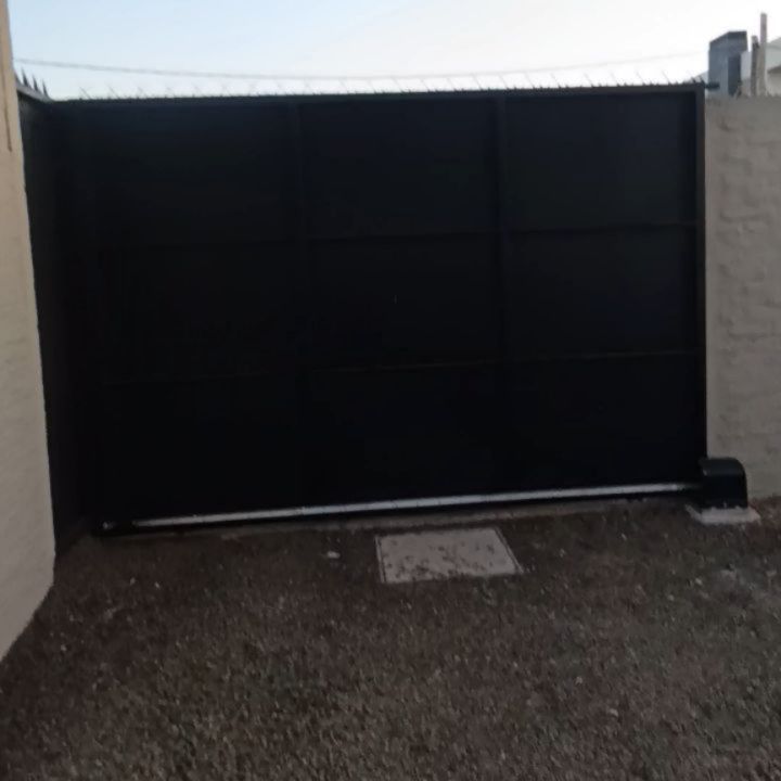 Portón automático cerrado