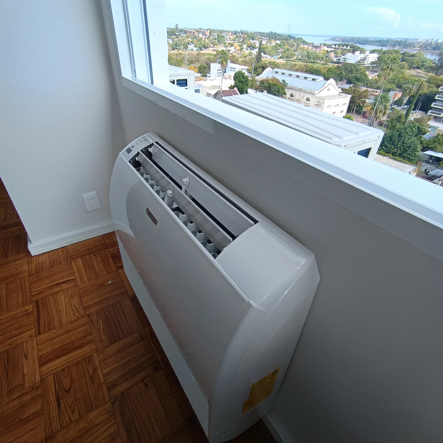 Consola de climatización bajo ventana
